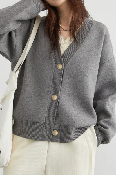 Warstwowy sweter z dekoltem serek