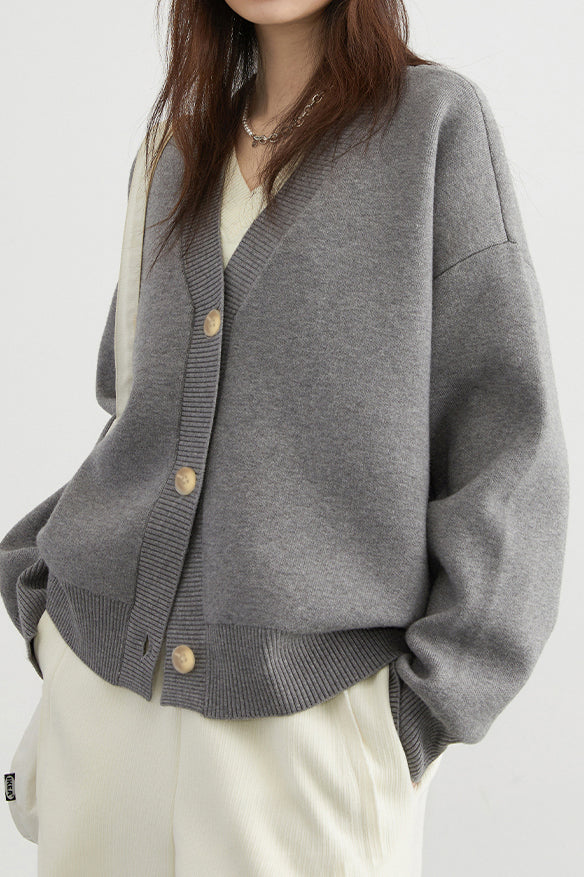 Warstwowy sweter z dekoltem serek