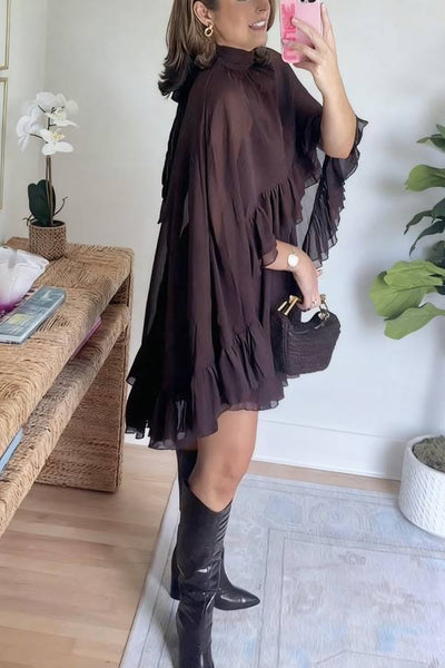 Sukienka mini z peleryną i wysokim kołnierzem - Styl chic i nowoczesny
