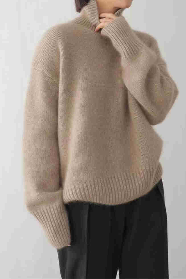 Sweter o luźnym casualowym kroju