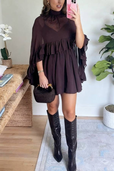 Sukienka mini z peleryną i wysokim kołnierzem - Styl chic i nowoczesny