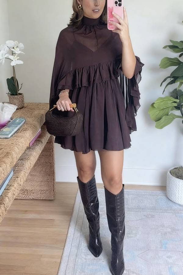 Sukienka mini z peleryną i wysokim kołnierzem - Styl chic i nowoczesny