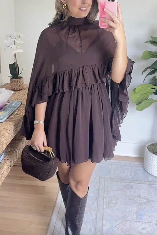 Sukienka mini z peleryną i wysokim kołnierzem - Styl chic i nowoczesny